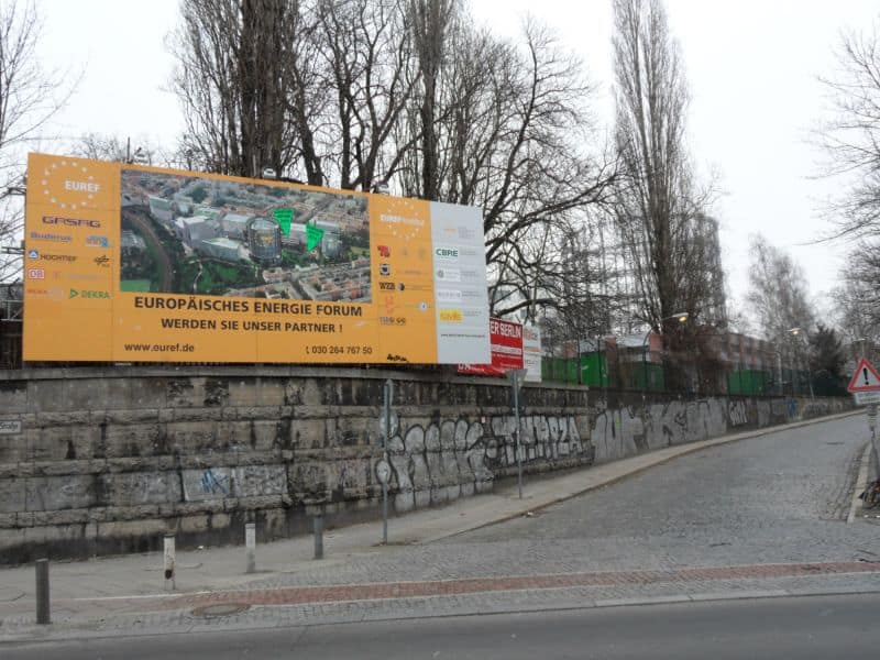 Torgauer Straße mit Werbung
