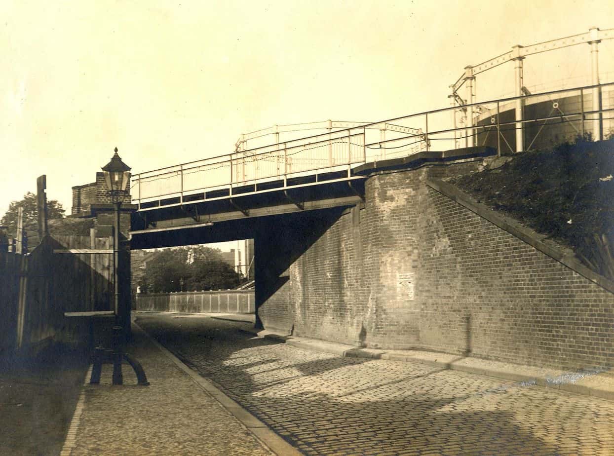 Torgauer Straße mit Eisenbahnbrücke der westlichen Ringbahn-Spitzkehre, 1912 (Museen Tempelhof-Schöneberg von Berlin / Archiv)